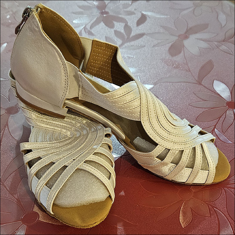 Ladies plain white dance sandal with 10mm zip-up heel Ladies plain white dance sandal with 10mm zip-up heel